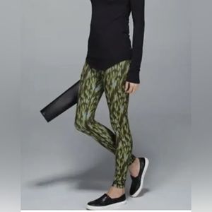 Lululemon Green and Gold Legging - size 6